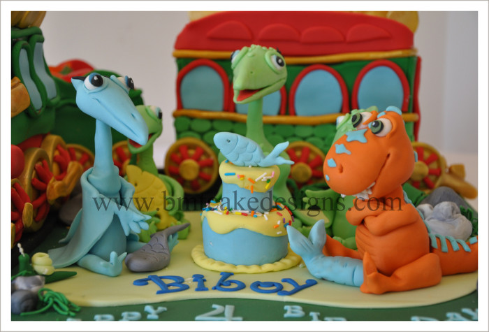 dinosaur train cake decorating set